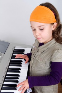 Mädchen am Keyboard